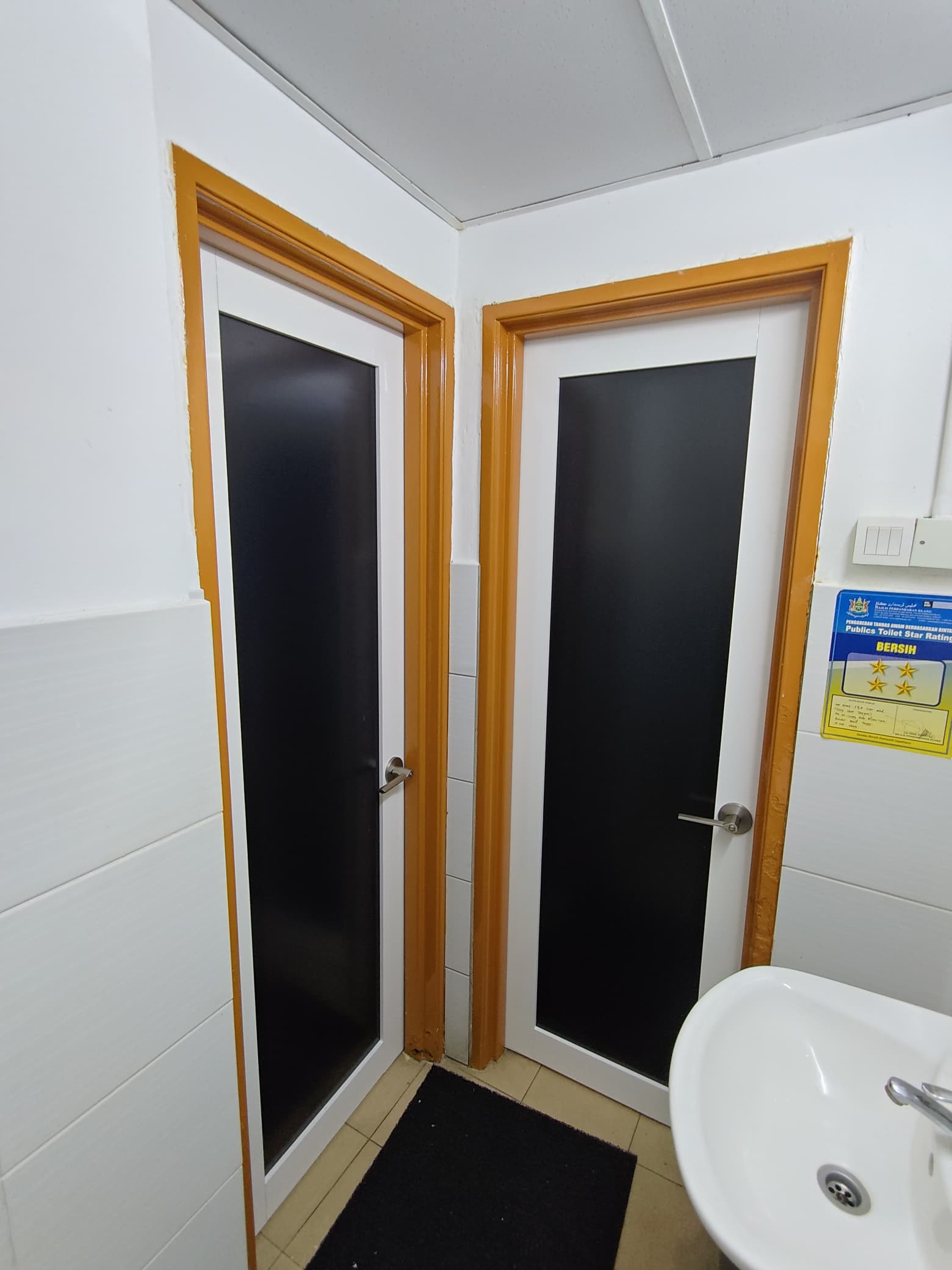 Team SV Door sedang memasang pintu